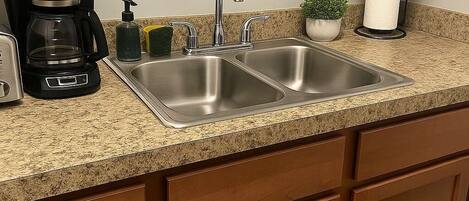 Frigorífico, microondas, placa de cocina y cafetera o tetera