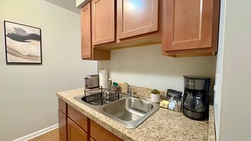 Geladeira, micro-ondas, cooktop, cafeteira/chaleira