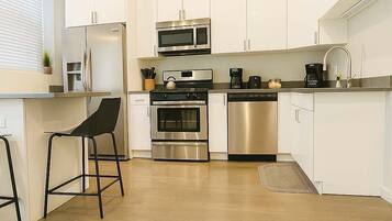 Réfrigérateur, four à micro-ondes, un four, surface de cuisson