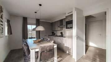 Een koelkast, een vaatwasser, een koffiezetapparaat/waterkoker