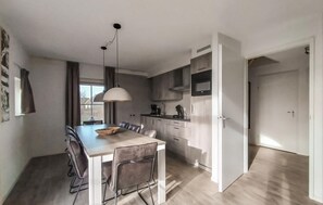 Kühlschrank, Geschirrspüler, Wasserkocher mit Kaffee-/Teezubehör