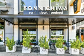 Un restaurante llamado KONNICHIWA que ofrece sushi, carne y mariscos.