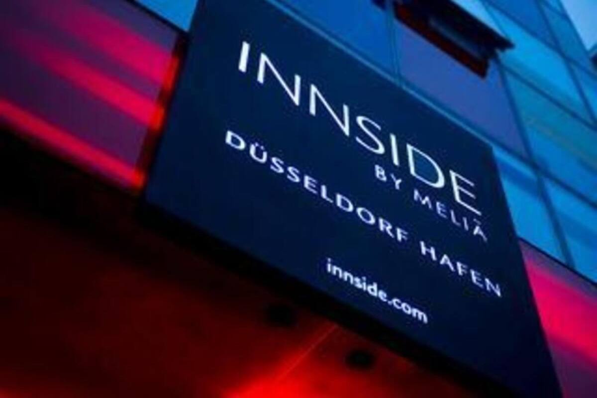 Ein Schild mit dem Text 'INNSIDE BY MELIA DÜSSELDORF HAFEN' und der Webseite 'innside.com'.