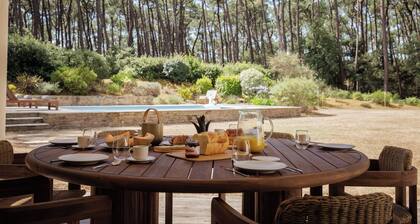 Elegant Villa for 10 with Pool in the heart of an ocean-view setting