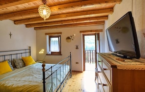 2 bedrooms, travel crib, free WiFi