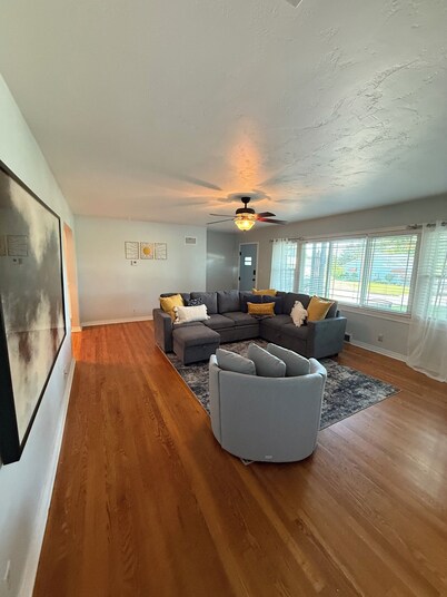 Sunshine Blues - NEW - Gorgeous House in GREAT location