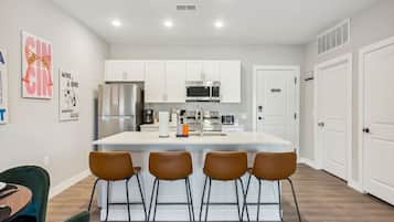 Køleskab, mikrobølgeovn, ovn, kogeplade