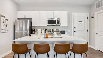 Frigorífic, microones, forn i placa de cuina