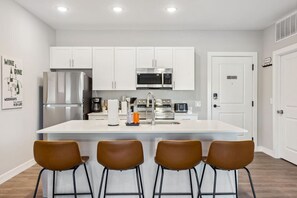 Kühlschrank, Mikrowelle, Ofen, Herdplatte