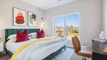 1 dormitori, escriptori i planxa i posts de planxar