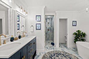 Shower, towels - The Hamptons | Balcony Ocean View  | Walk to Beach (Panama City Beach)