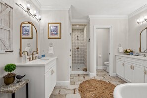Douche, sèche-cheveux, serviettes fournies