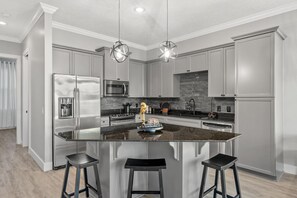 Fridge, microwave, oven, stovetop - Sleeps 28 ~ 2 units ~ 10 BR ~ Walk to beach (Panama City Beach)