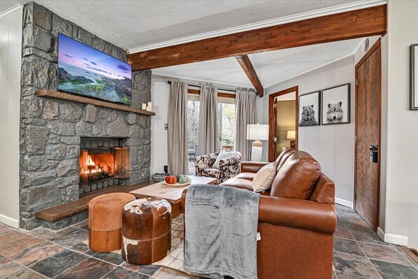 Una Smart TV, una chimenea, un futbolín