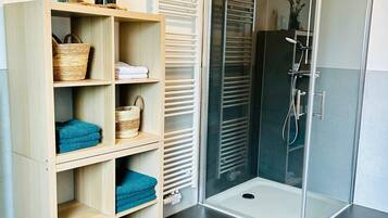 Douche, sĂšche-cheveux, serviettes fournies, savon
