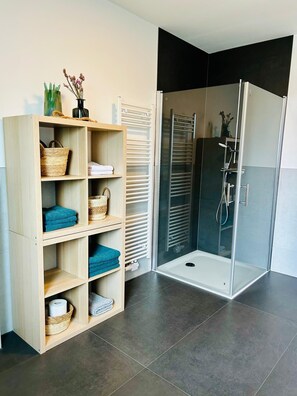 Douche, sĂšche-cheveux, serviettes fournies, savon