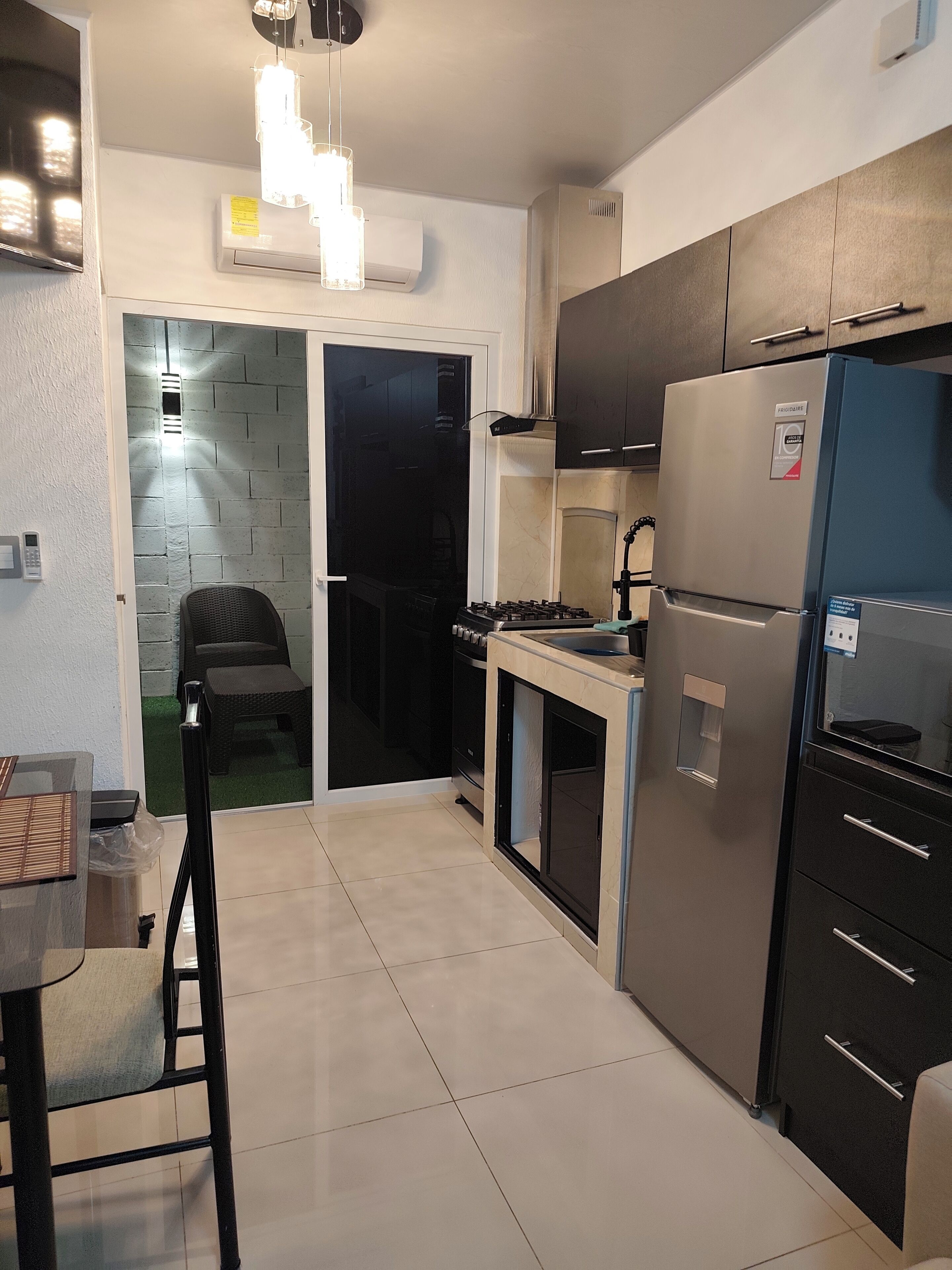 Microondas, tetera eléctrica, tostadora y utensilios de cocina 