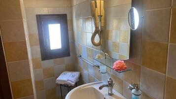 Doccia, asciugacapelli, pantofole, asciugamani