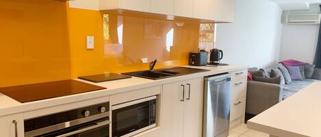 Refrigerador, microondas, horno, placa de cocina