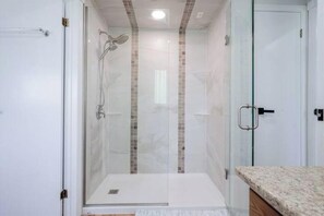 Shower, towels, toilet paper - Year Round Lakeview Cottage (Deseronto)