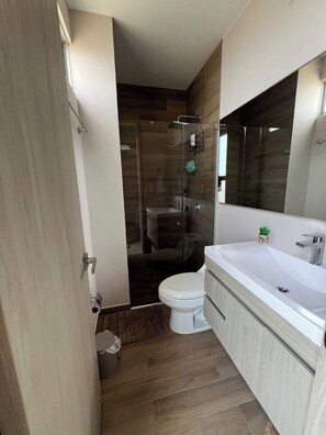 Serviettes fournies, papier toilette