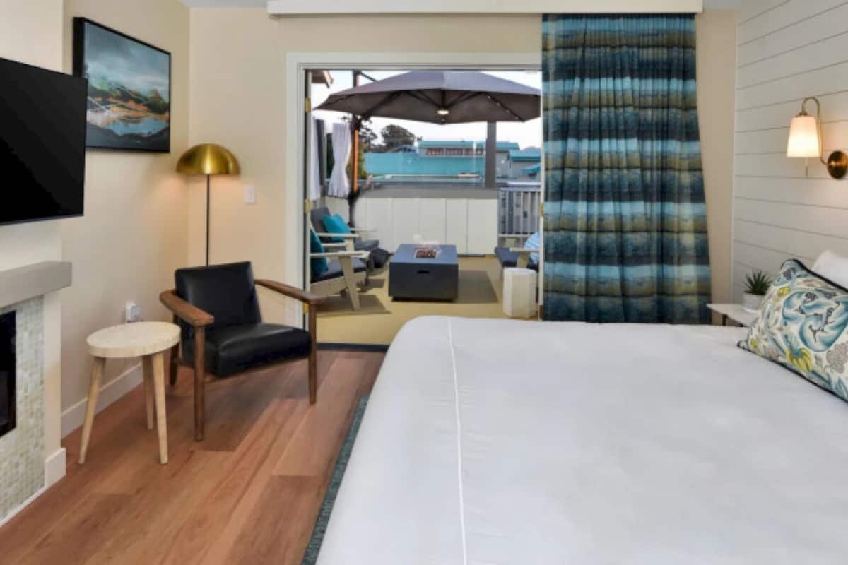 Grand Room, 1 King Bed, Mobility Accessible, Patio