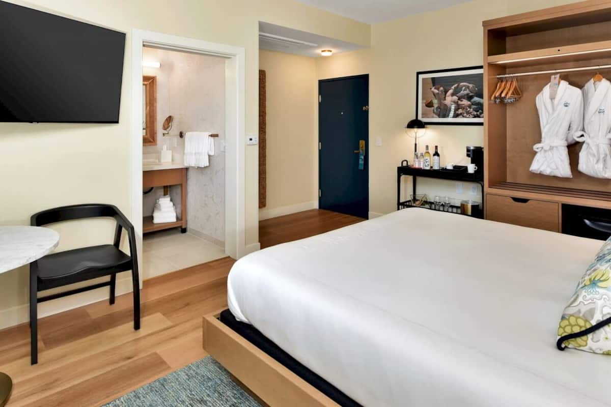 Deluxe Double Room, Private Bathroom (PREMIER CALIFORNIA KING - Town View) | Lydisolert, wi-fi (inkludert), sengetøy og rullestolvennlig