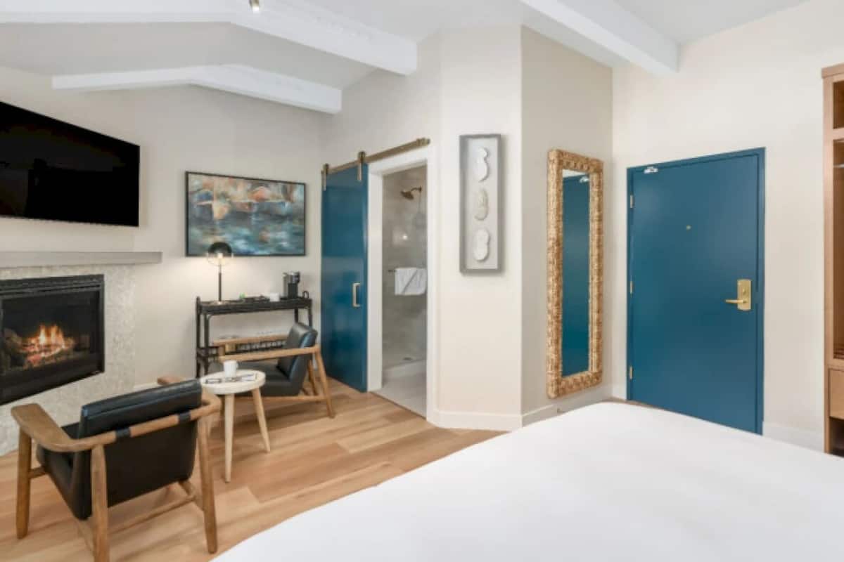 Premium Double Room, Private Bathroom (CALIFORNIA KING - Town View) | Lydisolert, wi-fi (inkludert), sengetøy og rullestolvennlig