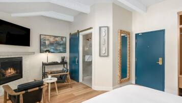 Premium Double Room, Private Bathroom (CALIFORNIA KING - Town View) | Individualmente decorados, individualmente mobiliados