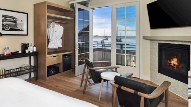 Exclusive Suite, Private Bathroom (PREMIER CALIFORNIA KING - Bay View)