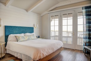 Panoramic Suite, Private Bathroom (CALIFORNIA KING - Bay View) | Individually decorated, individually furnished, soundproofing, free WiFi - Inn at Rose's Landing (Morro Bay)