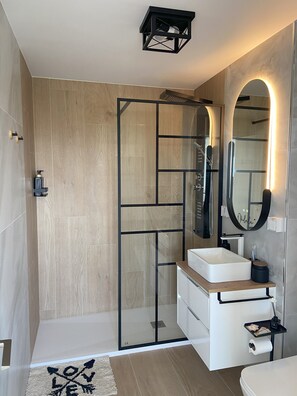 Chuveiro, secador de cabelo, bidê, toalhas de banho