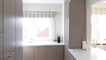 Una cocina moderna con ventana, armarios y encimera.