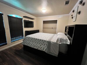 6 bedrooms, WiFi, bed sheets