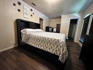 6 bedrooms, WiFi, bed sheets
