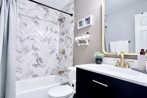 Maison, vue cour intérieure | Salle de bain