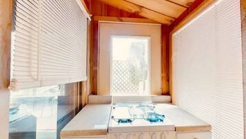 Réfrigérateur, micro-ondes, cafetière/bouilloire