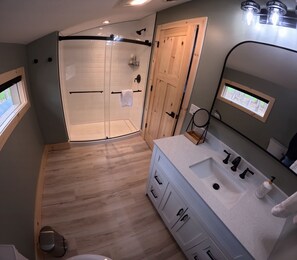 Shower, hair dryer, towels, soap - Brand New 3-bedroom home with WiFi, AC ,on Schuss Mountain GC -Hole#2 (Bellaire)
