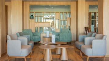 2 bars, bar en bord de piscine, bar de plage