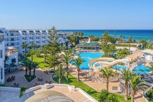 Una piscina techada, 2 piscinas al aire libre, sombrillas