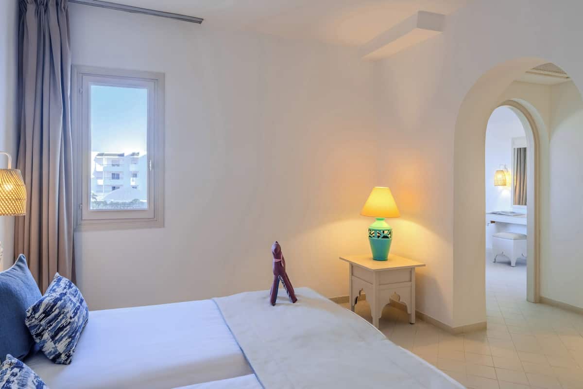 Habitación cuádruple, vistas al jardín | Minibar (con algunos artículos gratuitos) y sistema de insonorización