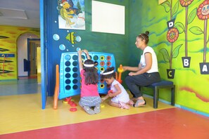 Zona de juegos infantil cubierta