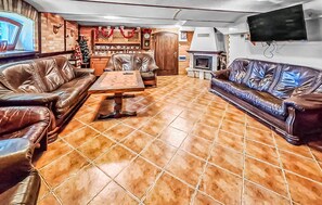 Televisión, chimenea, futbolito