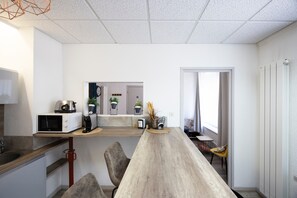 Geladeira, micro-ondas, cafeteira/chaleira