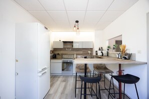 Réfrigérateur, micro-ondes, cafetière/bouilloire