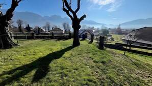 A rural landscape with houses, a tree, and mountains in the background. - 10 mins from annecy, apartment apartment near the lake (Sevrier)