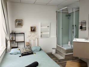 1 bedroom, free WiFi, bed sheets