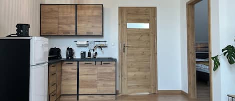 Fridge, stovetop, coffee/tea maker