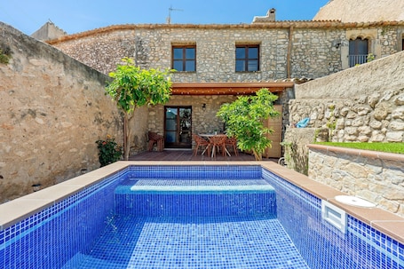 Pool. Holiday Home 'La Casa Gran Clariana' with Mountain View, Wi-Fi and Air Conditioning