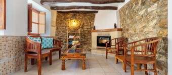 Holiday Home 'La Casa Gran Clariana' with Mountain View, Wi-Fi and Air Conditioning